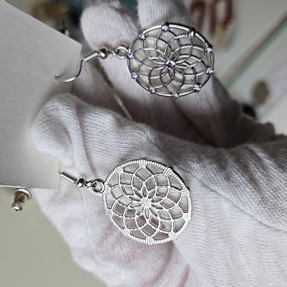 Elegant Silver Tone Purple Rhinestons Earrings - Picture 12 of 16